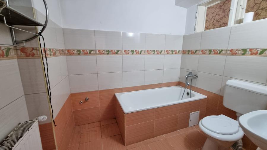 Casa in zona centrala parter si subsol cu acces auto