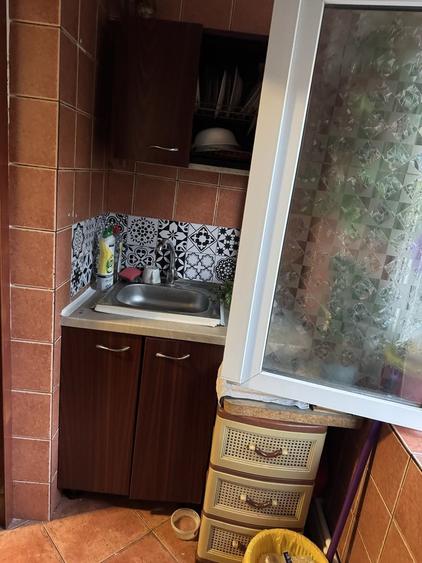 Apartament 2 camere, decomandat ,etaj 2,langa scoala 40