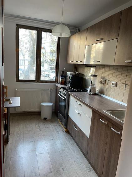 Apartament 3 camere mobilat si utilat la parter din 4 etaje.
