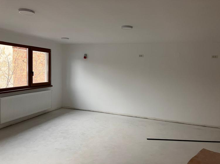 Apartement în casă, cu 2 camere de închiriat pentru birouri.