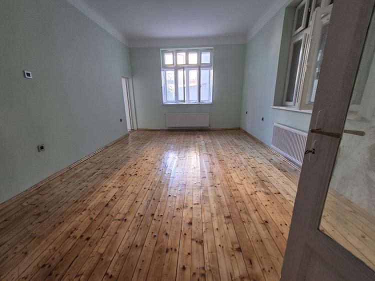 Casă de vânzare în Alexandria – Central, 7 camere, 4 spații comerciale, renovată