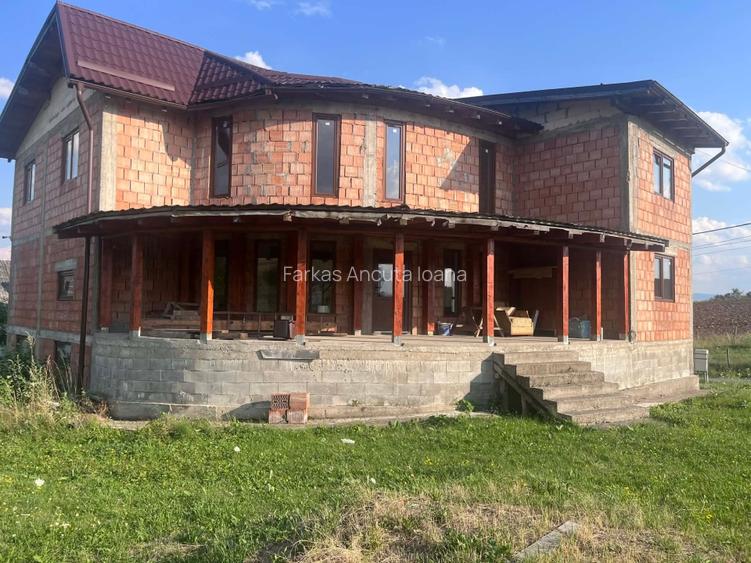 Casǎ spațioasă de vânzare  demisol, parter , etaj  - 12