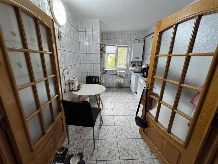 3 camere, etaj 3 cu acoperis, 2 balcoane , 2 bai, zona centrala - 2