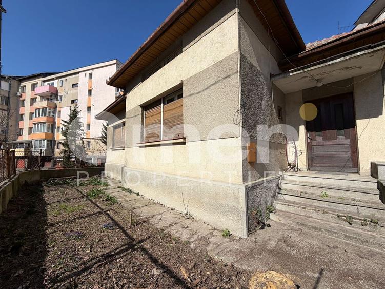 Casa de vanzare cu 446 mp teren si garaj, situata in zona centrala
