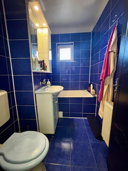 Se vinde in Malu Rosu ap decomandat,doua camere,et8/10,pret 64000 negociabil.