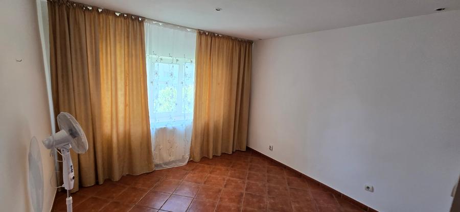2 camere de vanzare , etaj superior, central Focsani