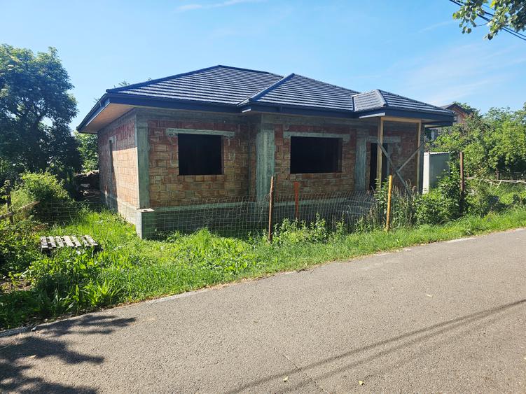 Casă la roșu cu 4 camere, 122 mp utili, teren 465 mp – Băicoi