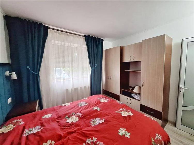 Apartament 3 camere semidecomandat zona Milcov