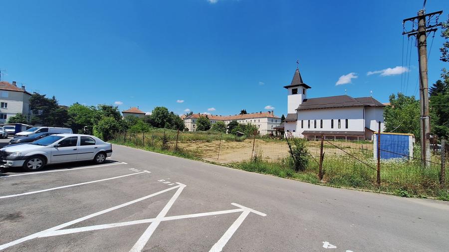 Fagaras, teren 3400mp intre blocuri pe str. Negoiu, toate utilitatile