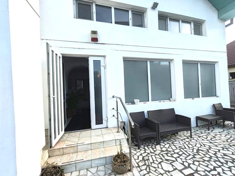 Casă 8 camere, curte generoasă