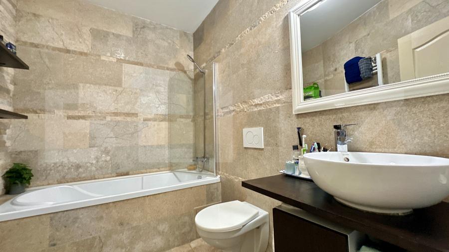 Apartament cu 3 camere și 2 băi, curte comuna, centrală pe gaz, ultracentral