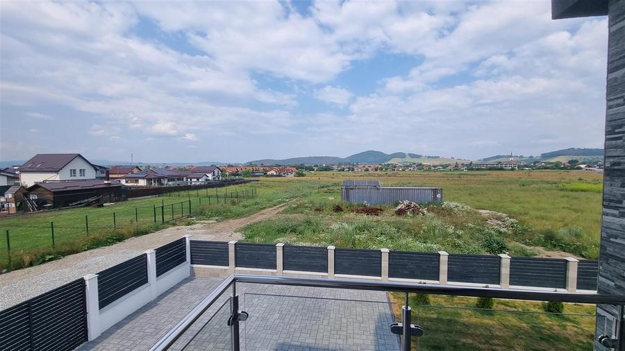 Vila moderna de 4 camere zona Sanpetru