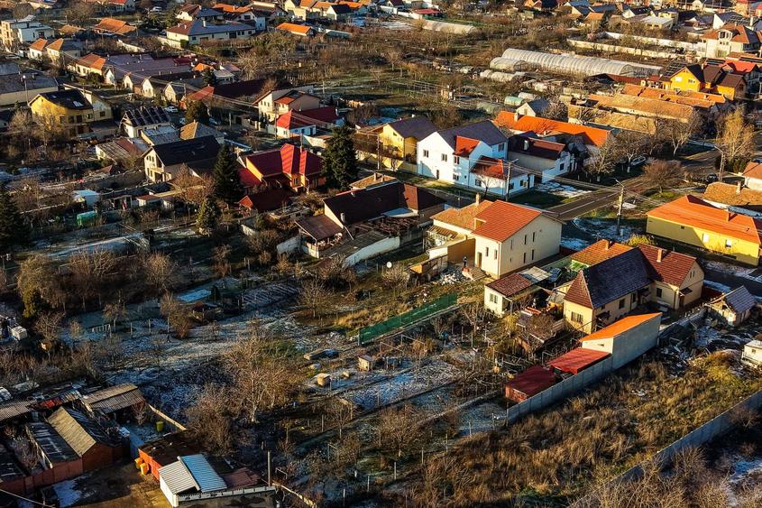 Casă nouă cu etaj semifinalizată, zonă liniștită în Aradul Nou