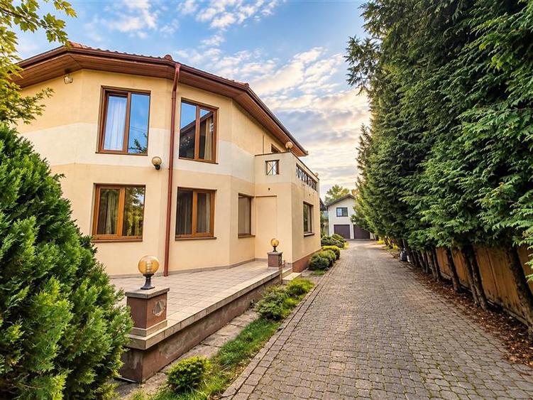 Spatiu cu personalitate: Vila pretabila pentru centru educational, 700 mp teren,