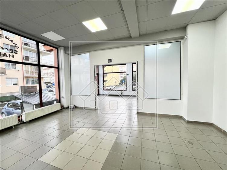 Spatiu comercial cu vitrina la strada - 177 mp - finisat la cheie