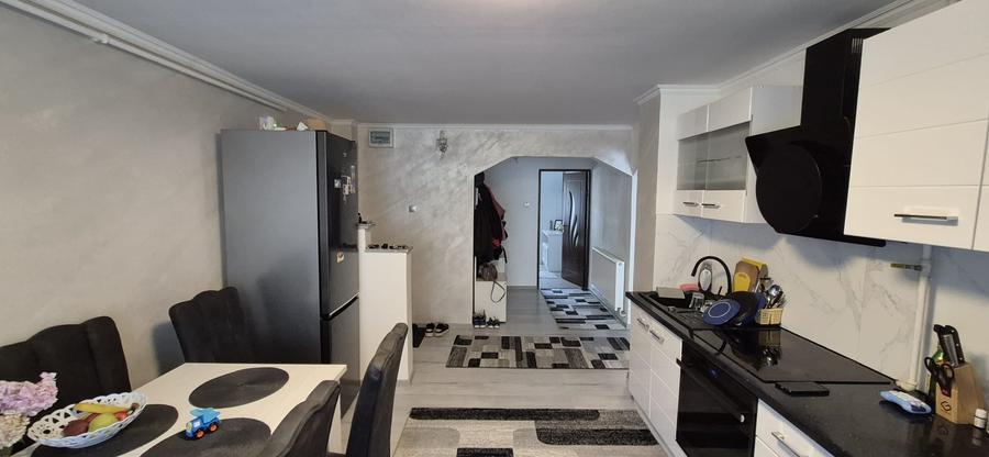 Apartament 3 camere de vanzare