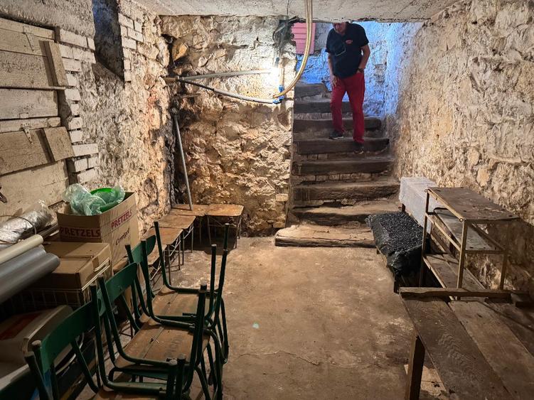 CASA INDIVIDUALA SOLIDA + ANEXE , STR EMINESCU, LA 5 MINUTE DE PIATA MICA