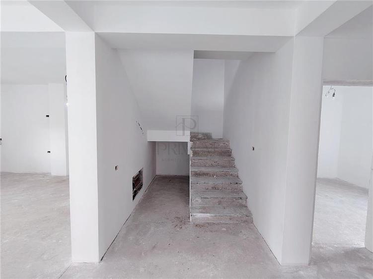 DUPLEX CU TOATE UTILITATILE - 5 CAMERE - CURTE AMENAJATA
