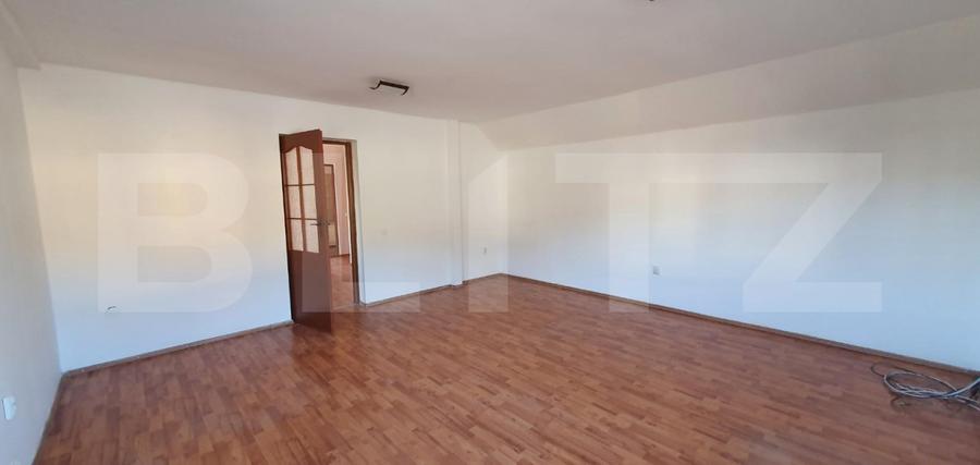 Casă 270 mp cu 3 intrări separate, Teren 500 mp, zona Oasului