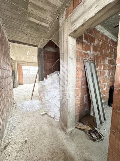 Duplex cu 4 camere, bucatarie separata, toate utilitatile, la asfalt.
