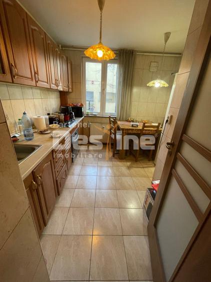 Apartament 3 camere decomandat ,Valea Ialomiței