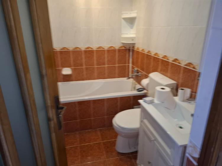 Inchiriez apartament 3 camere , 2 bai zona centrala