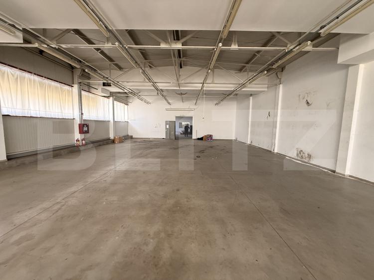Hala de productie, spatii depozitare, parcare, cladire cu birouri, teren 14474mp