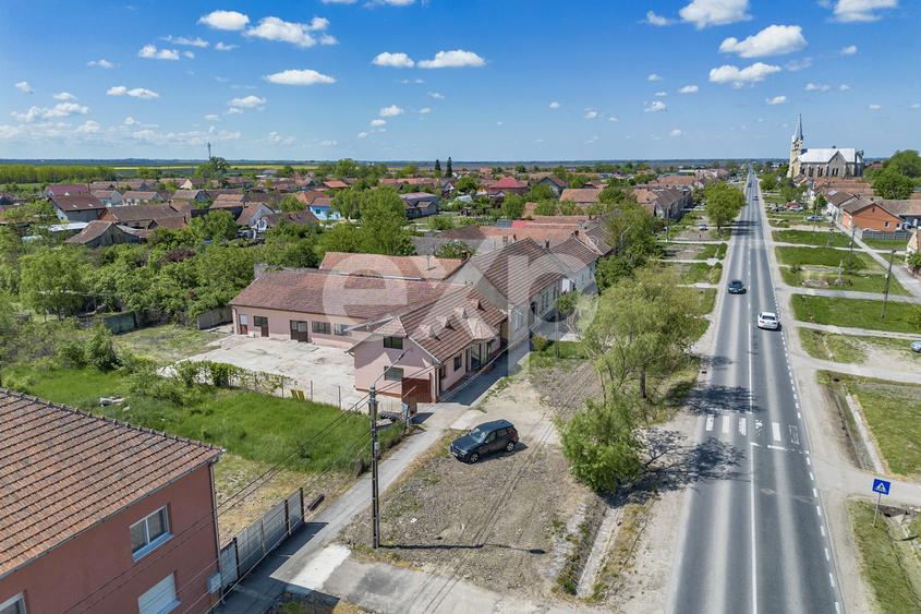 Spațiu Comercial + teren cu izvor de apă minerală în Bacova