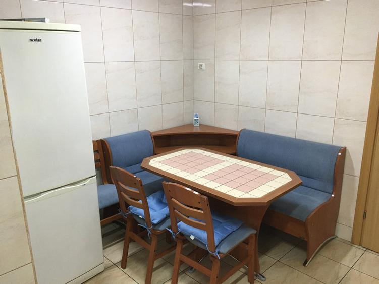 Inchiriez (ofer) apartament 3 camere decomandat , zona centrala , cu parcare