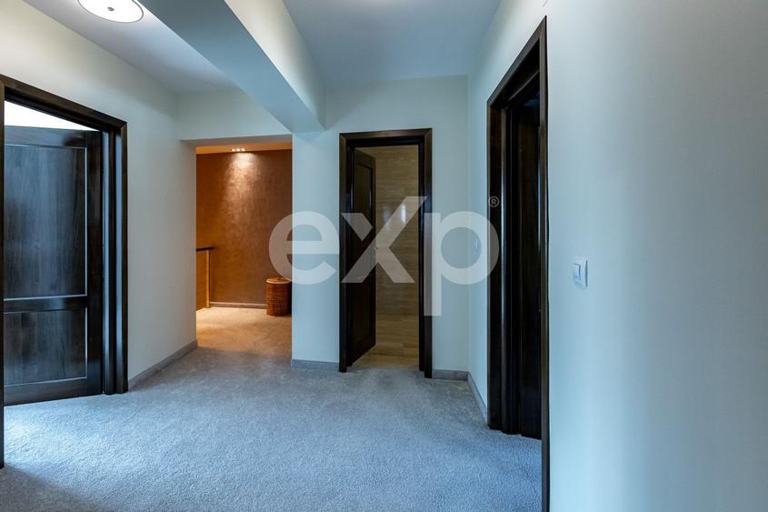 Casă/Vilă duplex cu 5 camere de vânzare, strada 9 Mai- zona Centrală