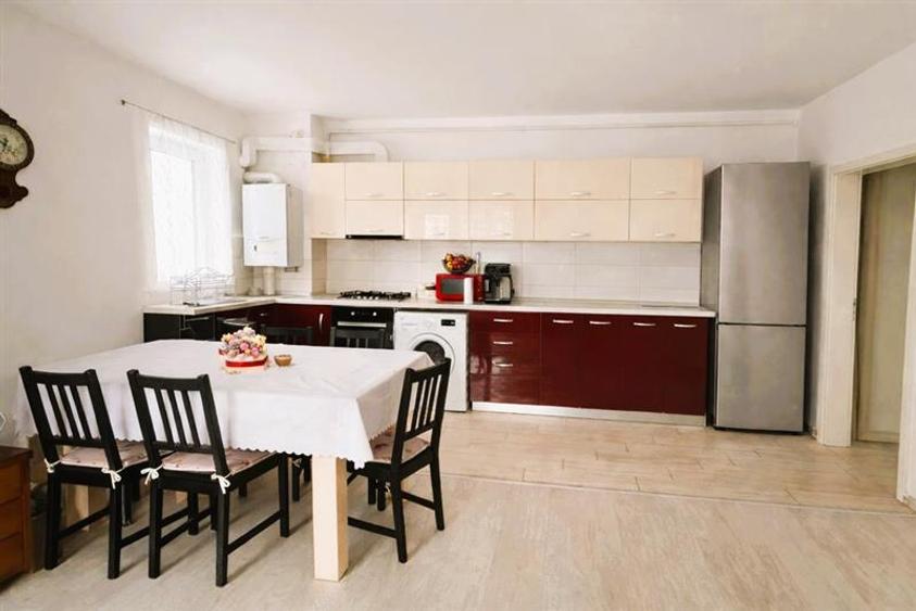 Apartament 3 camere mobilat si utilat. Parcare si boxa incluse in pret. Zona Tra