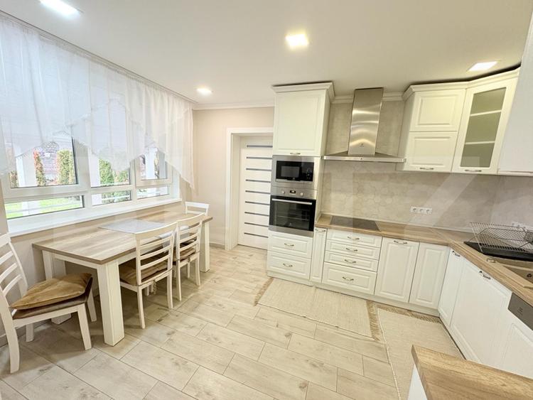 Casă de vânzare 239 mp, teren 5,6 ari,  zona Titulescu