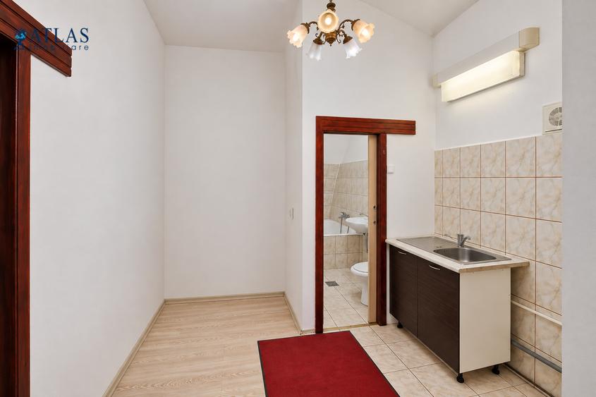 Piata Sfatului, 41 mp., ideal regim hotelier, de renovat la interior, acces usor