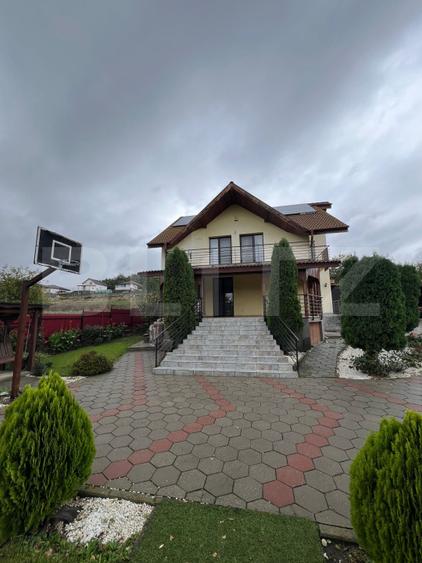 Casă individuală de vânzare în Nazna – 2200 mp teren, 300 mp utili