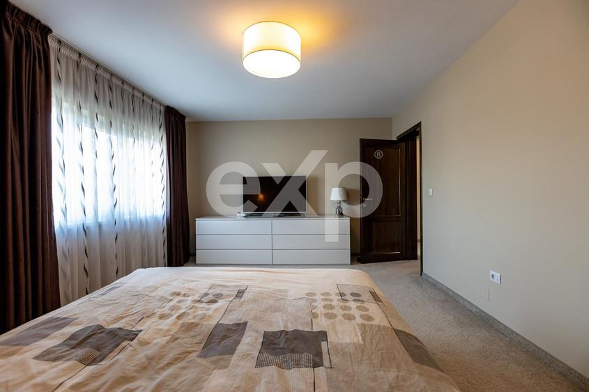 Casă/Vilă duplex cu 5 camere de vânzare, strada 9 Mai- zona Centrală