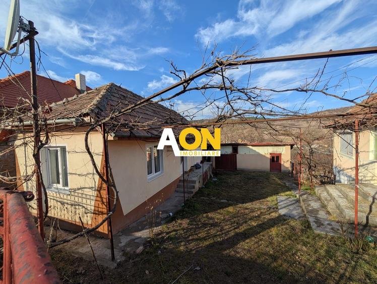 Casa cu 2 corpuri de cladire zona Hapria, 960mp Teren