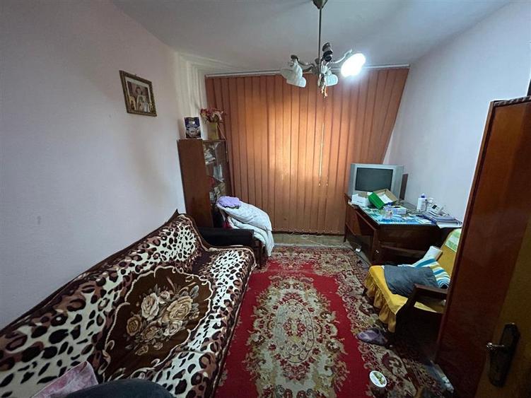 Apartament cu 3 camere de vanzare et. 2, zona Sud.