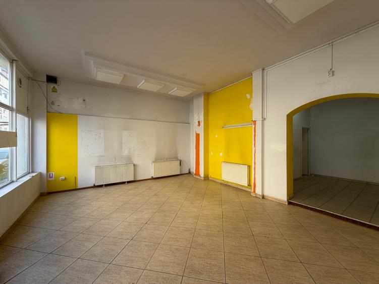 Spatiu comercial, 75 mp, vitrina, vad pietonal, strada Semaforului