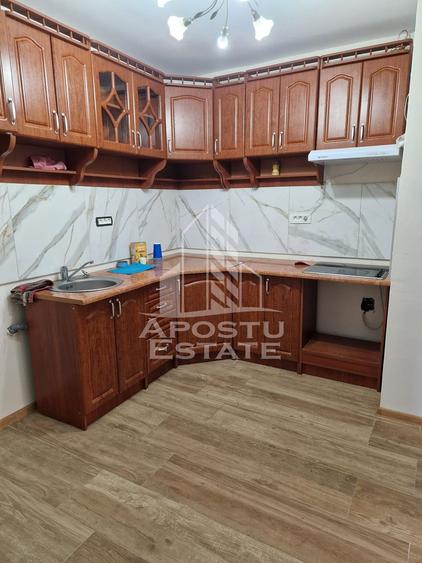 Apartament cu 3 camere ,80 mpu semidecomandat