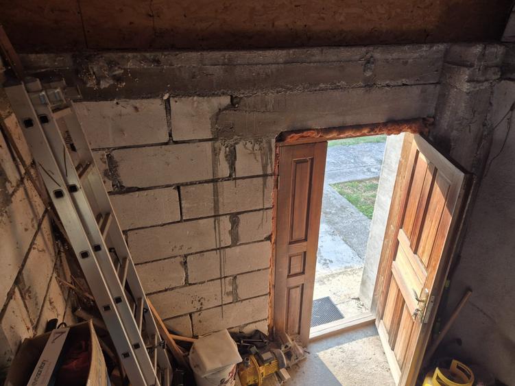 Casa in centrul comunei Tunari, la rosu