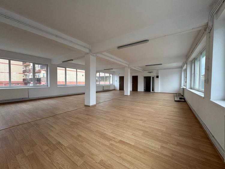 Zona pietii Tractorul, 900 mp, spatii comerciale dispuse pe doua etaje