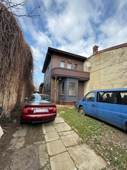 Vila P+ Et 1, Marasesti stradal