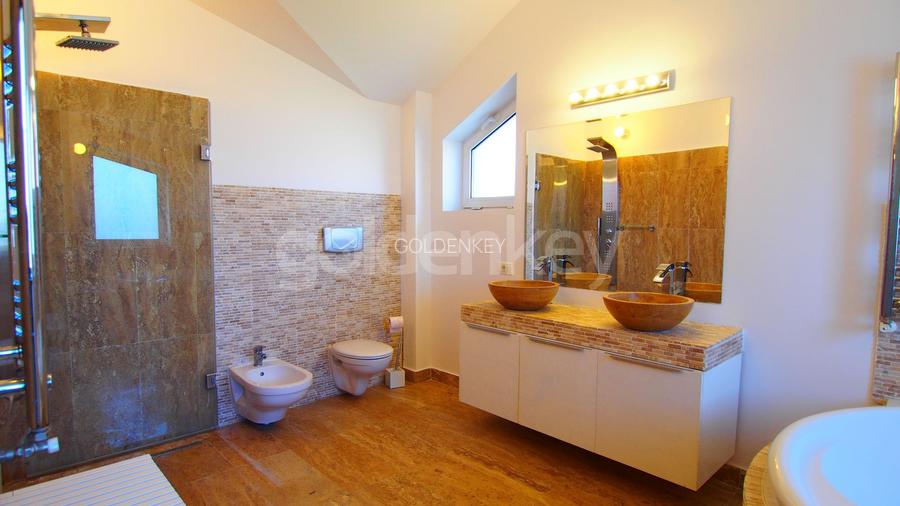 Vila impresionanta cu piscina incalzita, garaj 2 masini si gradina de 770 mp - 11