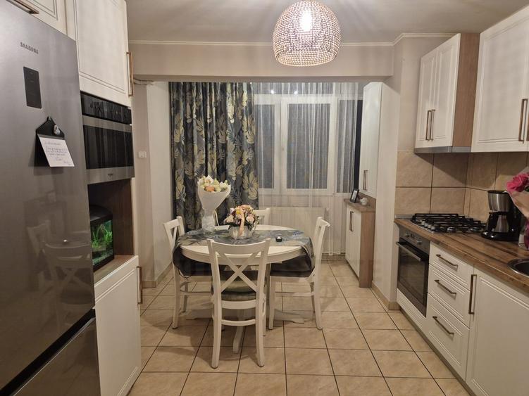 Apartament 3 camere 65 mp utili bucatarie inchisa pivnita Vasile Aaron