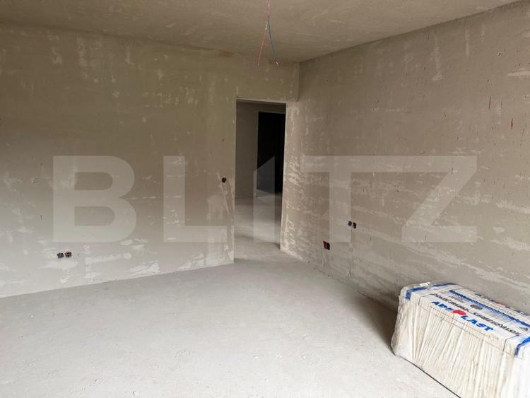 Apartament 4 camere, semifinisat cu garaj si boxa, zona Bradet
