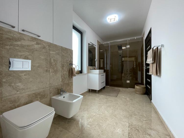 Vanzare VILA la cheie 338 mp teren 800 mp - pe malul lacului Laguna Verde