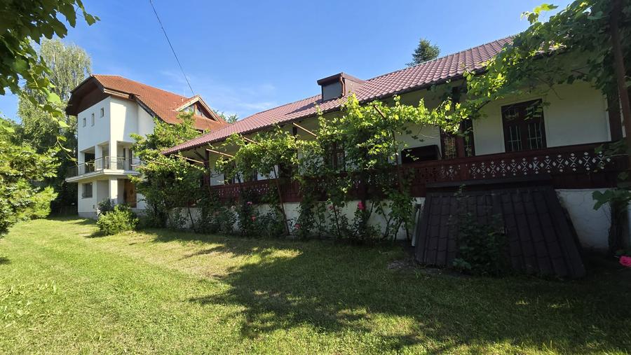 Vanzare vila P+1+M cu 5 camere, casa batraneasca , 2 garaje, teren 9249mp,
