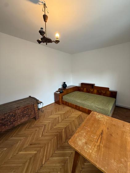 Apartament 4 camere – Strada Lungă | Curte, garaj, pivniță | Zonă centrală
