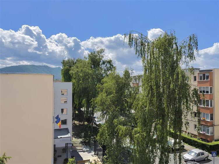 Apartament decomandat cu 4 camere orientat sud zona Cerna