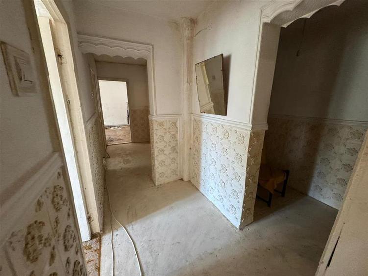 Apartament 3 camere, 70mp, etaj 4/4 cu acoperis, zona Casa de Cultura